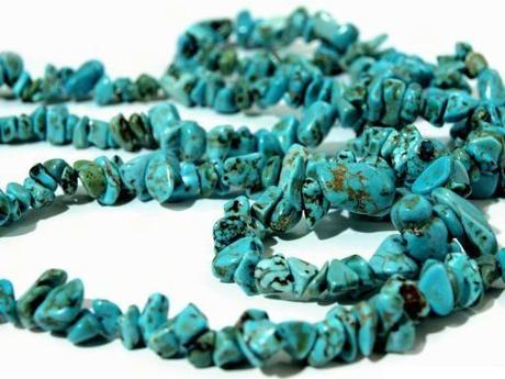 Náhrdelník zlomky minerálu tyrkenit tyrkysový,