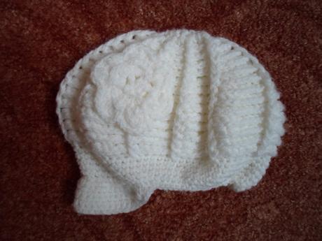 Bílá háčkovaná čepice s kšiltem bekovka, 110