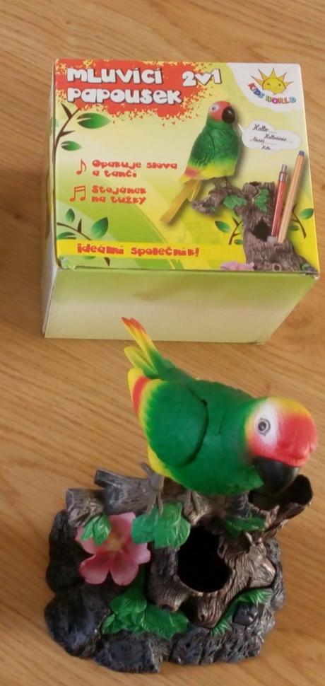 Mluvící a opakující papoušek,