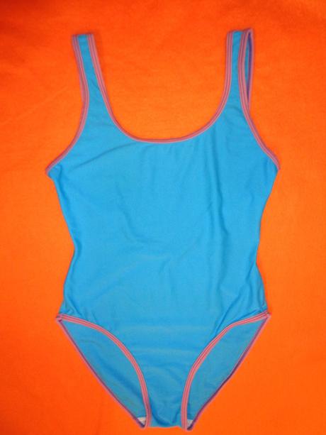 Tyrkysové jednodílné plavky, 40