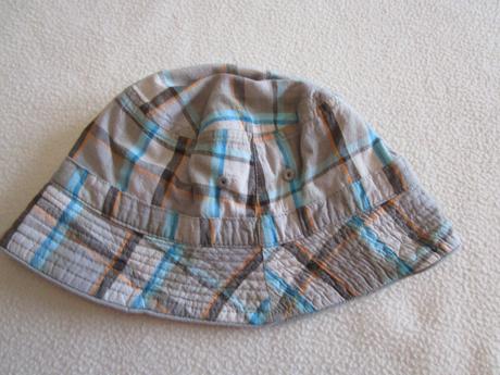 Velmi pěkný oboustranný klobouček, obvod 50 cm, 86