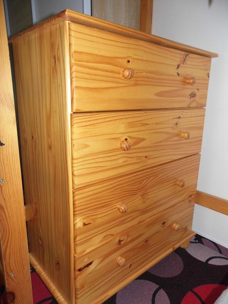 Dřevěná komodat, 