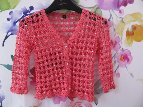 Bolérkový háčkovaný svetřík zdobený pajetkami, 110