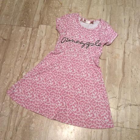 Šaty s nápisem, 104