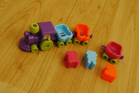 Plastovy vlacek s vagonky,