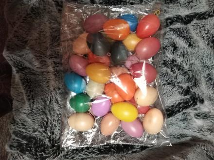 30 plastových barevných vajec, 