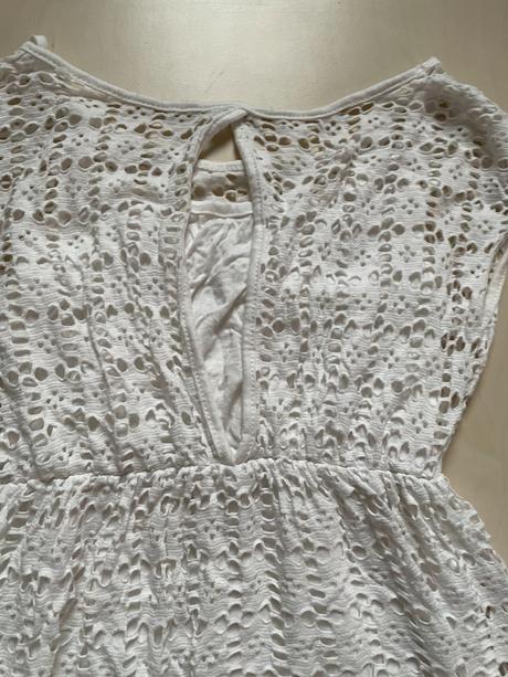 Bílé děrované šaty/top se spodničkou, vel bebí neb, xs