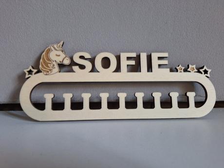 Dřevěný držák na medaile,