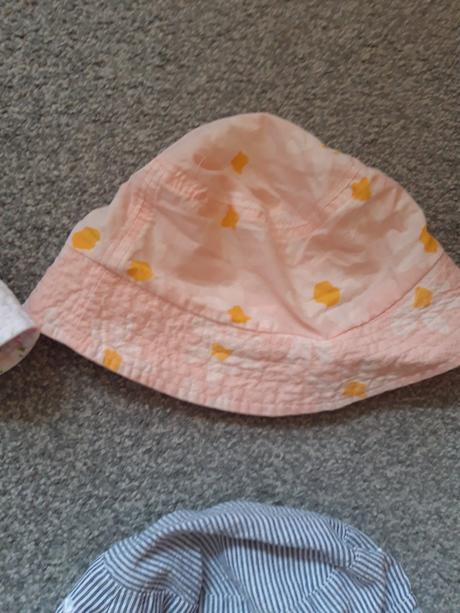 3x klobouk a kšiltovka i jednotlivě, 