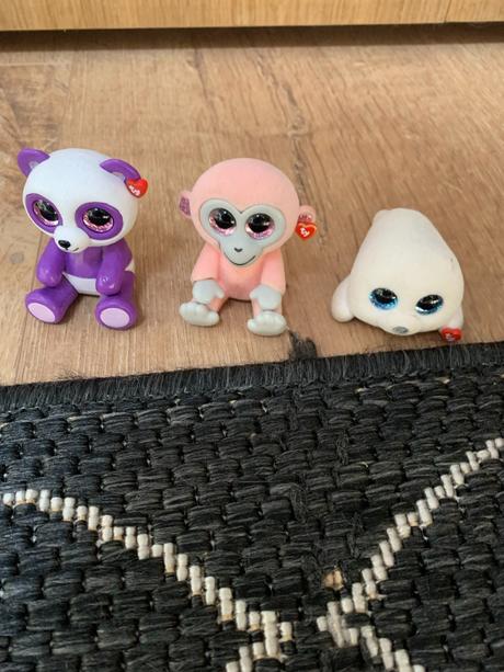 Sada figúrok zvierat, časopisov a zošitov, 