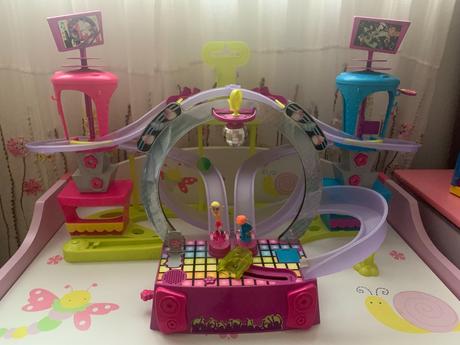 Korčuliarska dráha polly pocket s 2 bábikami, 