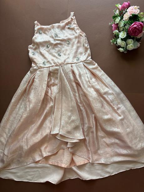 Ob/ šaty společenské meruňkové barvy- v.cca 6/7 le, 122