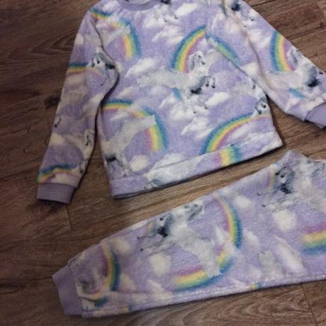 Heboučké pyžamo s jednorožci, 122