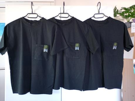 Třikrát černé triko s kapsou a nášivkou, sinsay,146