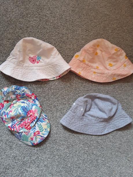 3x klobouk a kšiltovka i jednotlivě, 