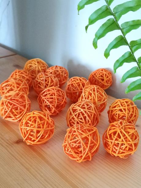 Ratanové kuličky - klubíčka 15 ks světle oranžová,