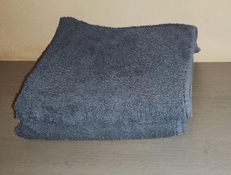2 kusy šedých ručníků, 