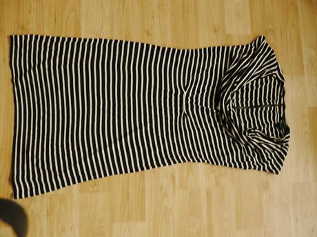 Cerno-bile prouzky saty s výstřihem vodopád vel.s, mango,s