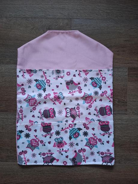 Závěsný kapsář (na ramínko) růžový se sovičkami, 