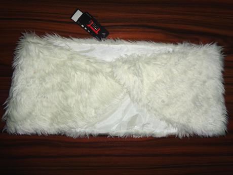 Sněhově bílý límec z umělé kožešiny,