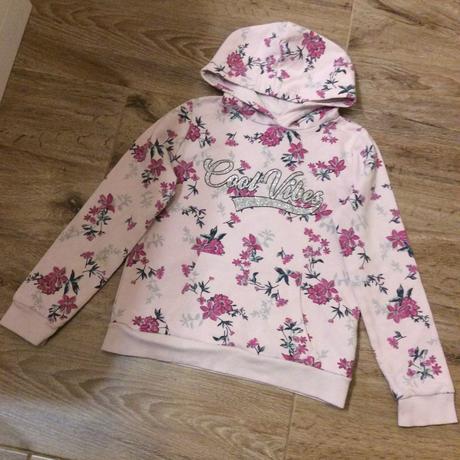 Mikina s kytkami a třpytkatým nápisem, c&a,134