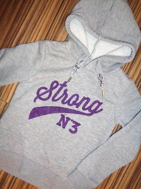 Krásná šedá mikina s fialovým nápisem, 116