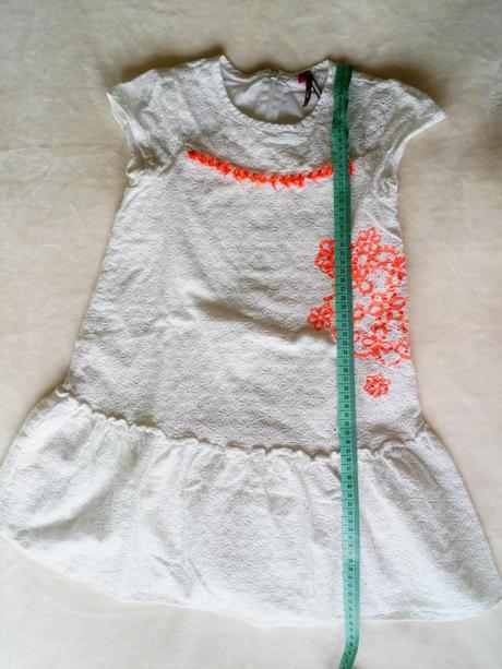 Luxusní krajkové bílé šaty, 128