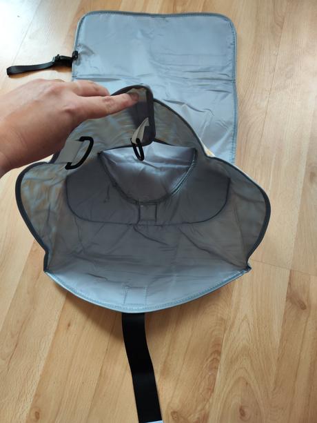 Praktická přebalovací podložka s poutky na hračky, 