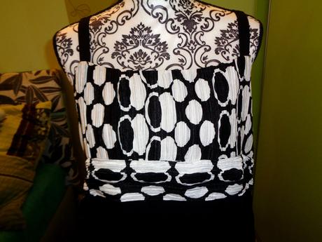 Krásné černobílé společenské šaty, 46