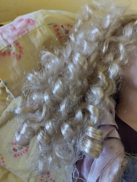 Porcelánová panenka na opravu, 