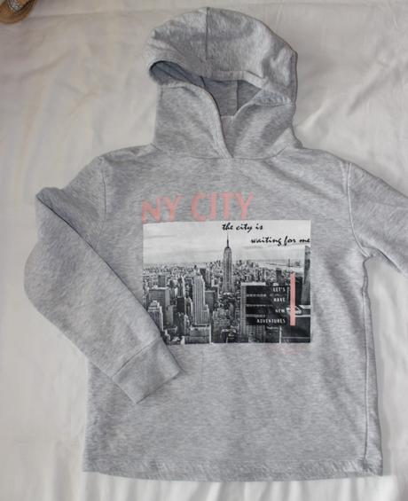 Ub113. mikina s aplikací new yorku 10-11 let, c&a,146