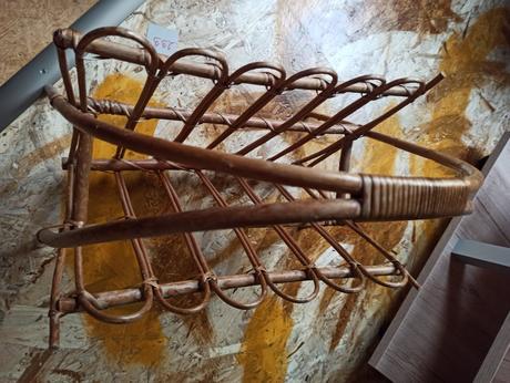 Proutěný stojan na časopisy, 