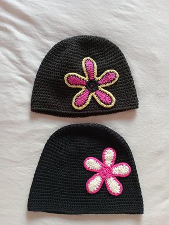 2 x háčkované čepice, 128