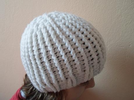 Bílá háčkovaná čepice čepička, 116