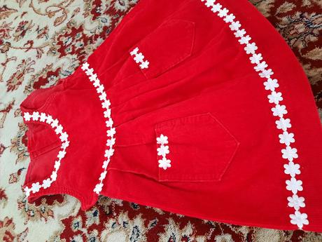 Manšestrové šaty s květinami, 98