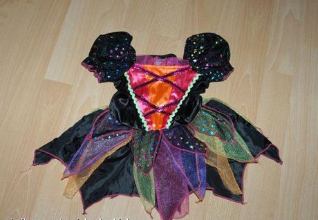 Karnevalové šaty pro malinkou čarodějnici, 