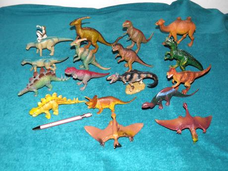 Sbírka dinosaurusů, velbloud a ptakoještěři,
