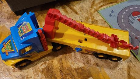 Nákladní auto s kontejnery,