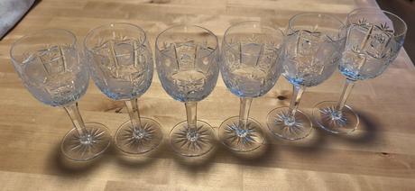 Šest broušených sklenic z křišťálu na víno, 