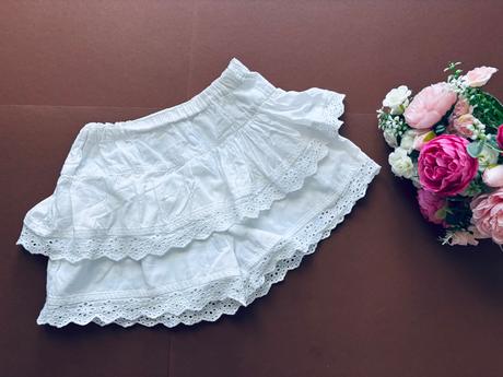 Kraťaso sukně s volánky ,olemovanim s madeirou, 98