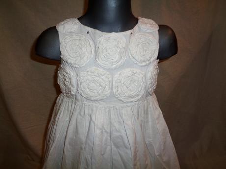 Pěkné bílé šaty s našitými růžičkami, gap,110