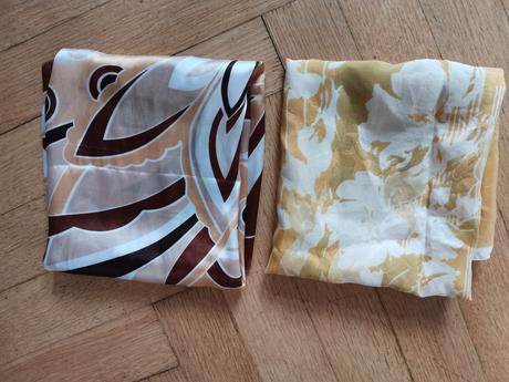 Šátek hnědý a žlutý,