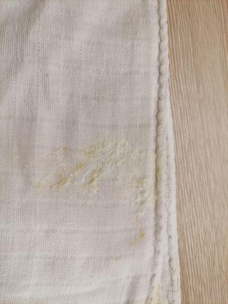 Máte zkušenost s ublinknutím mléka s hnědými nitkami?