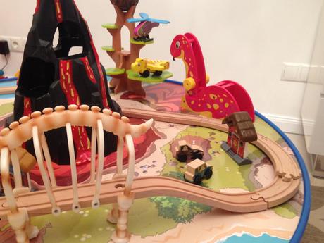 Kidkraft vláčkodráha se stolem - dinosauři, 