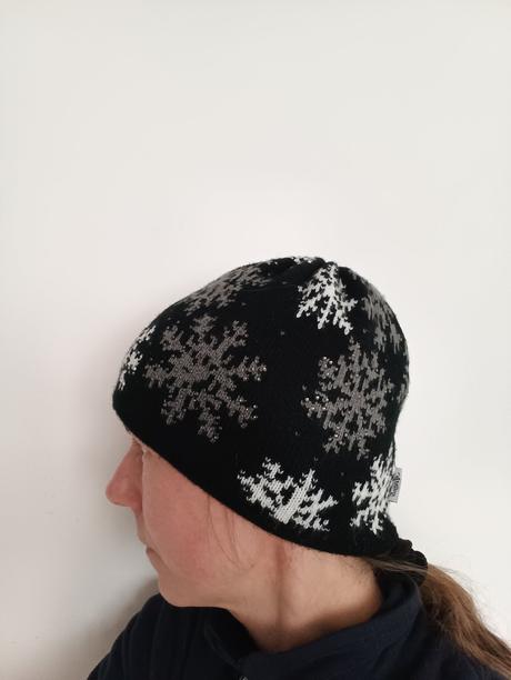 Zimní čepice s flitry, 