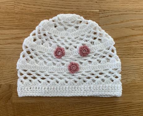 Háčkovaná čepička bílá 3 květy vel. 86/92, 86