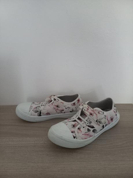 Tenisky s kytkami, 36