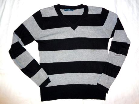 Krásný šedočerný pruhovaný uni svetr, l