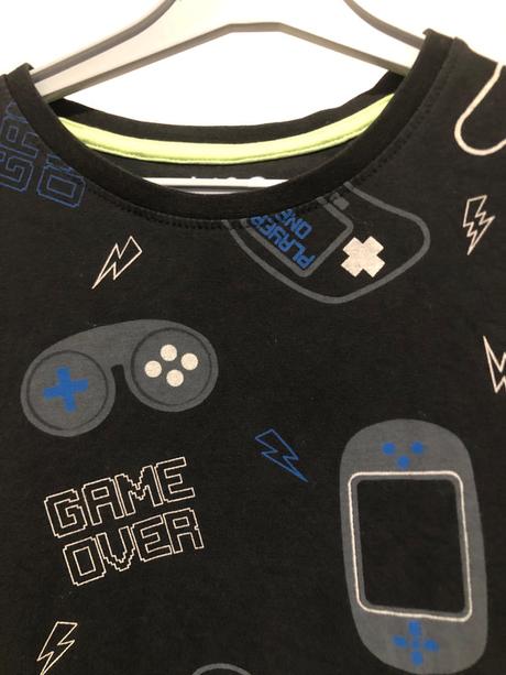 Černé triko s ovladači, 134