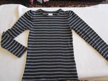 Pěkné elast. triko, černo-bílý proužek, dl. rukáv, f&f,146